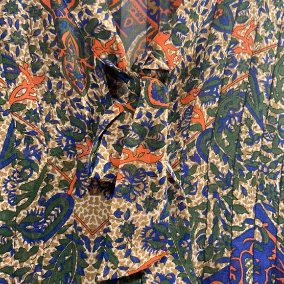 Unique print 100 % silk sleeveless top with bow detail and thin elegant pleats - Picture 5 of 9